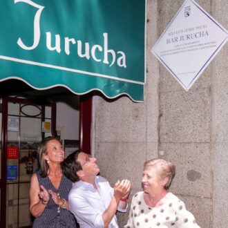 El alcalde de Madrid, José Luis Martínez-Almeida, ha descubierto una placa conmemorativa del restaurante Jurucha