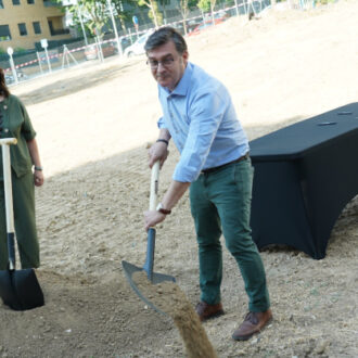 El delegado de Políticas de Vivienda y presidente de la Empresa Municipal de la Vivienda y Suelo de Madrid (EMVS Madrid), Álvaro González, coloca la primera piedra de Carabanchel 35