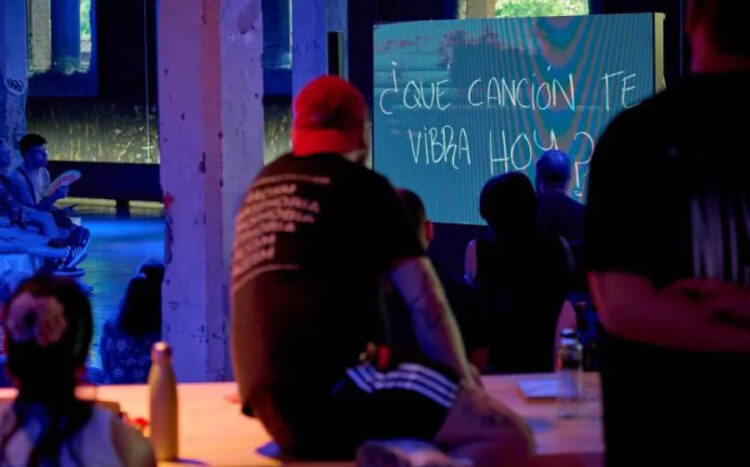 Participantes de las 'Tardes de escucha y refugio' en Matadero