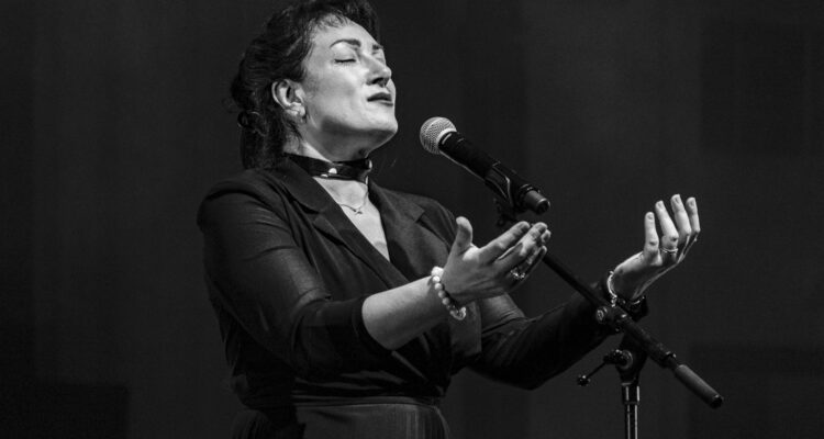 Imagen de la vocalista Severine Toffano, quien ofrecerá un concierto tributo a Edith Piaf. ©Numero Six