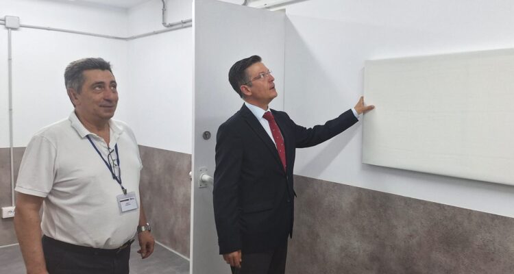 Visita del concejal de Fuencarral-El Pardo, José Antonio Martínez Páramo, a una de las nuevas salas de ensayo del Centro Comunitario Guatemala