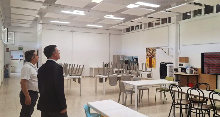 Visita del concejal de Fuencarral-El Pardo, José Antonio Martínez Páramo, al comedor remodelado del Centro Comunitario Guatemala