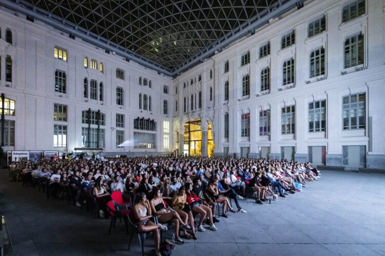 Espectadores en una proyección del ciclo Cibeles de Cine, en el Patio de Cristales del Palacio de Cibeles