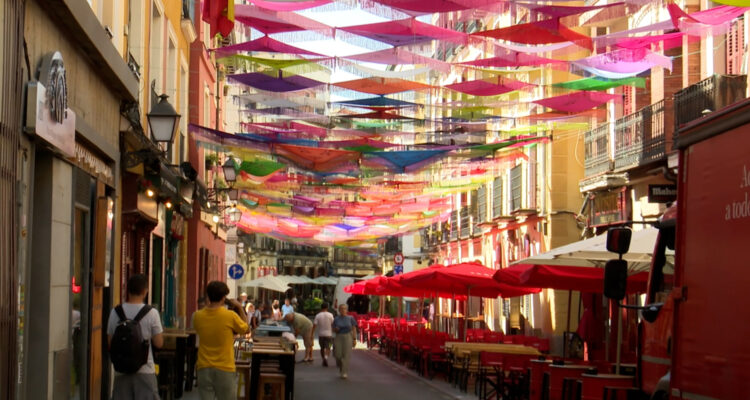 Decoración instalada por comerciantes y vecinos con motivo de las Fiestas de la Virgen de la Paloma