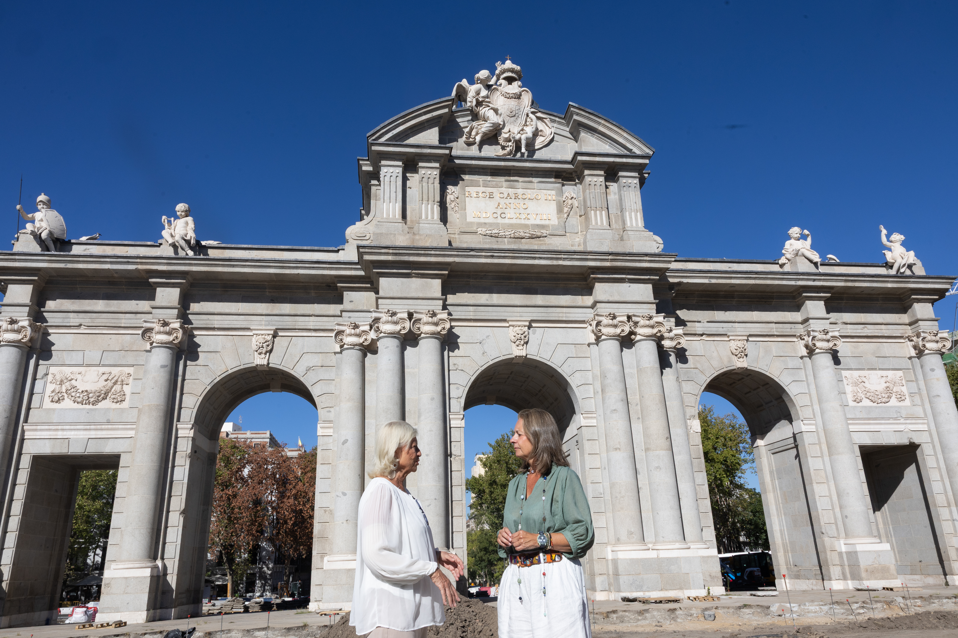 García Romero y Hernández de la Riva visitan las obras del entorno de la Puerta de Alcalá