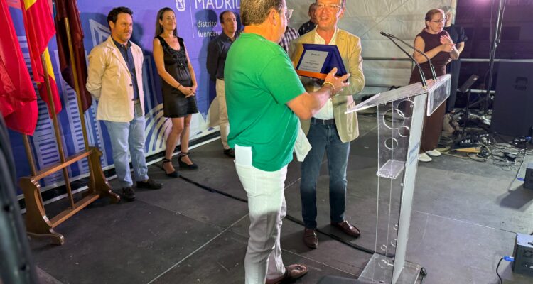 El concejal José Antonio Martínez Páramo con el pregonero de las Fiestas de El Pardo, José Carlos Montero Pez ‘Zepi’