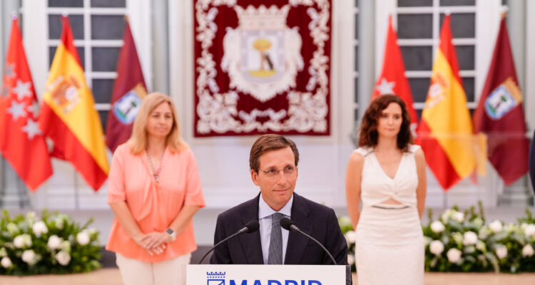 El alcalde pronuncia su discurso en el atril El alcalde, José Luis Martínez-Almeida, durante su intervención en el acto de entrega Palomas de Bronce 2026