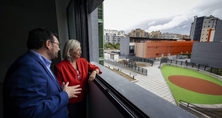 García Romero visita la nueva Casa Familias del Ensanche de Vallecas tras finalizar sus obras
