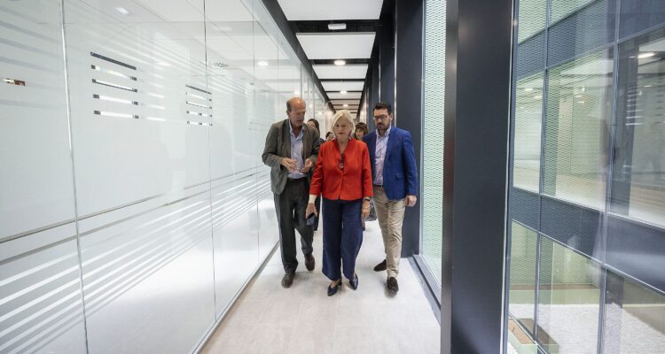 García Romero visita la nueva Casa Familias del Ensanche de Vallecas tras finalizar sus obras