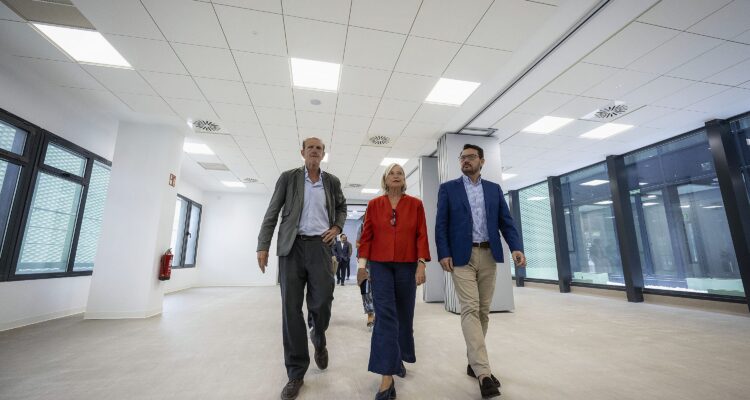 García Romero visita la nueva Casa Familias del Ensanche de Vallecas tras finalizar sus obras