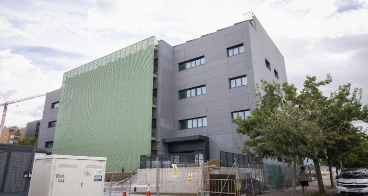 García Romero visita la nueva Casa Familias del Ensanche de Vallecas tras finalizar sus obras