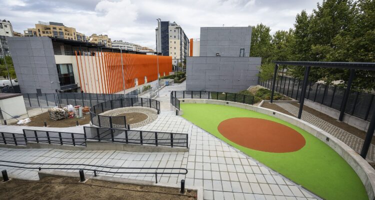 García Romero visita la nueva Casa Familias del Ensanche de Vallecas tras finalizar sus obras
