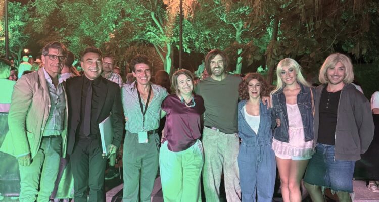 La delegada de Cultura, Turismo y Deporte, Marta Rivera de la Cruz, con los artistas del concierto Siempre ABBA
