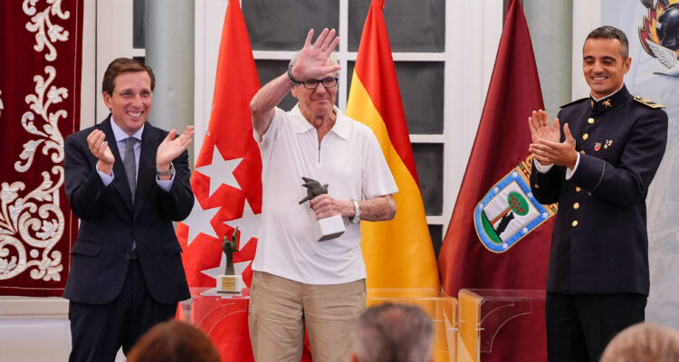 Almeida con uno de los premiados en la entrega Palomas de Bronce 2026