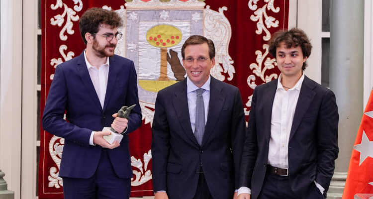 Almeida con dos de los premiados en la entrega Palomas de Bronce 2026