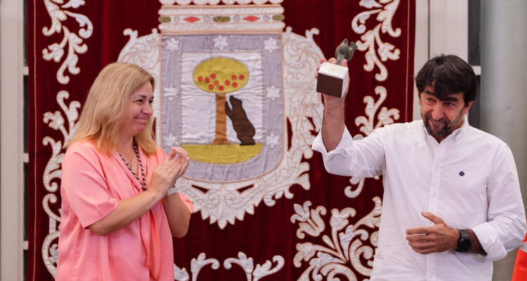 La vicealcaldesa y delegada de Seguridad y Emergencias, Inma Sanz, durante el acto de entrega Almeida saluda a su llegada al acto de entrega El concejal de Centro, Carlos Segura, durante el acto de entrega Almeida con dos de los premiados en la entrega Palomas de Bronce 2026
