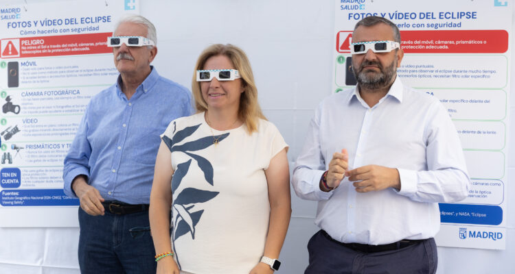 La vicealcaldesa de Madrid y delegada de Seguridad y Emergencias, Inma Sanz, visita una carpa informativa de Madrid Salud que aconseja cómo ver el eclipse con seguridad