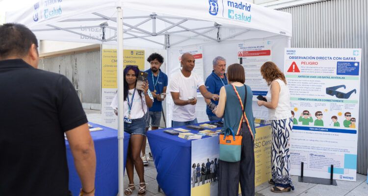 Imagen de la carpa instalada por Madrid Salud para informar sobre cómo contemplar el eclipse con seguridad