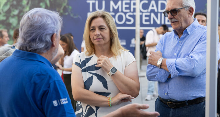La vicealcaldesa de Madrid y delegada de Seguridad y Emergencias, Inma Sanz, visita una carpa informativa de Madrid Salud que aconseja cómo ver el eclipse con seguridad