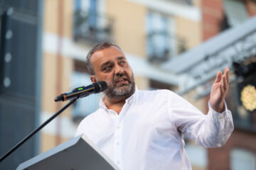 El concejal del distrito de Centro, Carlos Segura, en el pregón de las Fiestas de San Cayetano, San Lorenzo y La Paloma 2026