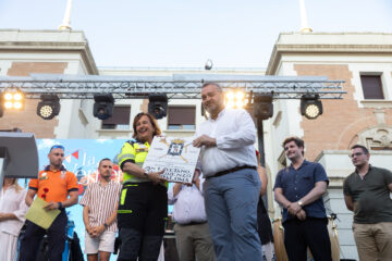 La jefa de la Unidad de Organización de SAMUR-Protección Civil, Paloma Miravet, y el concejal de Centro, Carlos Segura, en el pregón de las Fiestas de San Cayetano, San Lorenzo y La Paloma 2026