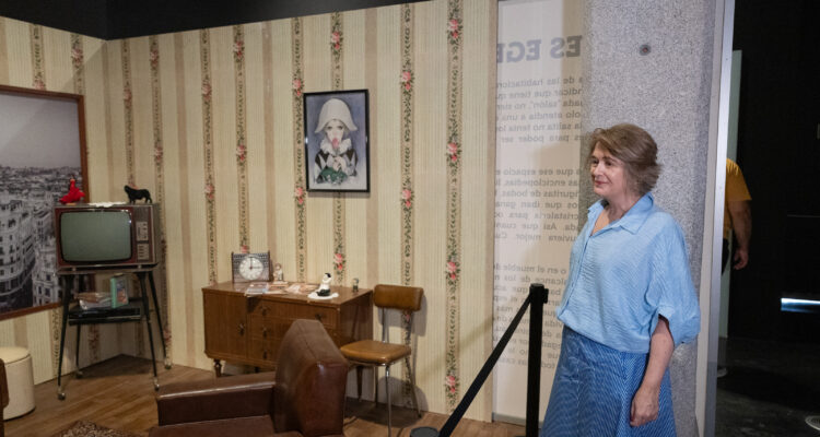 La delegada de Cultura, Turismo y Deporte, Marta Rivera de la Cruz, visita y hace balance de las exposiciones ‘Yo fui a EGB’ y ‘Arte y misericordia’