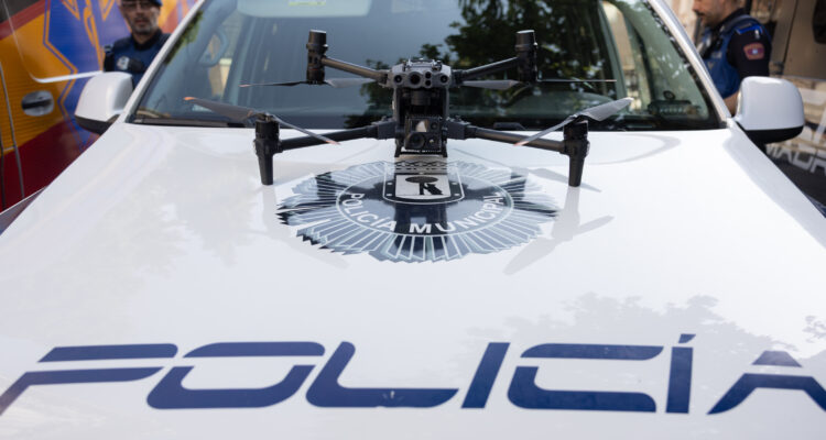 En el dispositivo de Policía Municipal participan agentes de la Comisaría de Centro Sur (incluyendo agentes de paisano), de la Comisaría Central de Seguridad, de la Sección de Inspección y Evaluación de los Servicios (SIES) y de la Sección de Apoyo Aéreo con drones