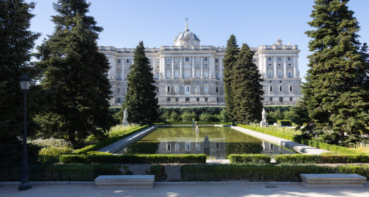 Estanque de los jardines de Sabatini frente al Palacio Real