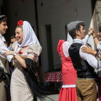 Parejas bailando chotos durante las verbenas de Centro en agosto