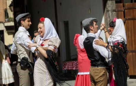 Parejas bailando chotos durante las verbenas de Centro en agosto