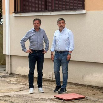 El concejal de Barajas, Juan Peña, durante su visita al CEIPSO Calderón