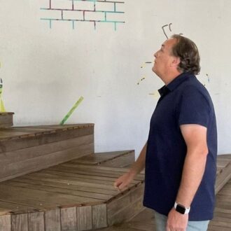 El concejal de Chamberí, Jaime González Taboada, en su visita al Centro Cultural Galileo