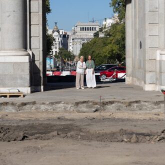 García Romero y Hernández de la Riva visitan las obras del entorno de la Puerta de Alcalá
