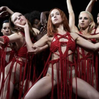Imagen de la coreografía creada por Damien Jalet para la película 'Suspiria'