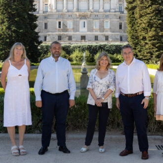 La delegada de Economía, Innovación y Hacienda, Engracia Hidalgo, acompañada por el concejal de Centro, Carlos Segura, en los jardines de Sabatini