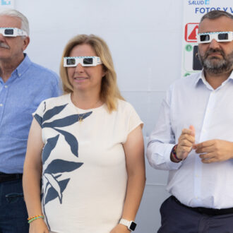 La vicealcaldesa de Madrid y delegada de Seguridad y Emergencias, Inma Sanz visita una carpa informativa de Madrid Salud que aconseja cómo ver el eclipse con seguridad