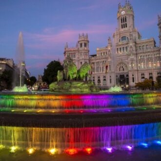 Imagen de la fuente de Cibeles con los colores del arcoíris en una edición anterior del MADO