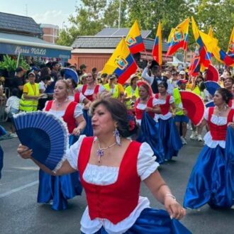 Un pasacalles en Ciudad Lineal por la celebración del Día Nacional de Ecuador
