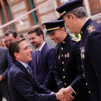 El alcalde, José Luis Martínez-Almeida, durante su intervención en el acto de entrega Palomas de Bronce 2026