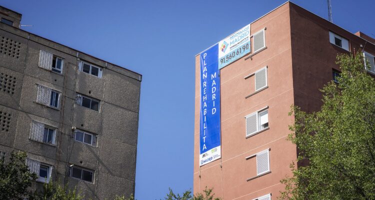 Edificio del barrio de Pavones incluido en el Plan Rehabilita Madrid