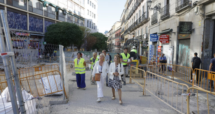 García Romero visita las obras de remodelación de la plaza de Jacinto Benavente y su entorno