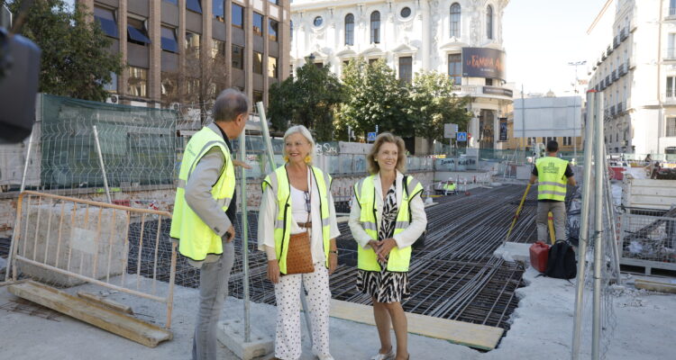 García Romero visita las obras de remodelación de la plaza de Jacinto Benavente y su entorno