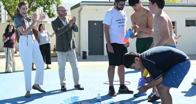 Fernández con participantes en campamento