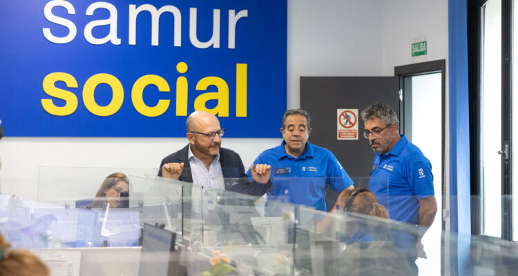 Fernández con responsables de SAMUR Social