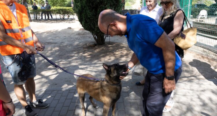 Fern&aacute;ndez con voluntario en el CPA