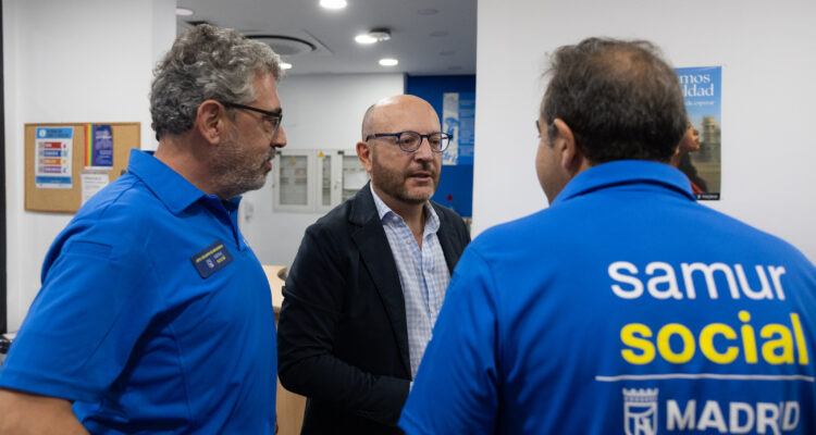 Fernández durante la visita a las instalaciones de SAMUR Social