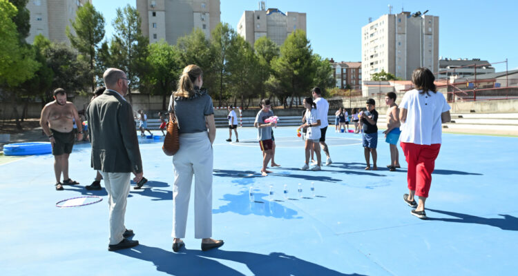 Fernández durante la visita al campamento