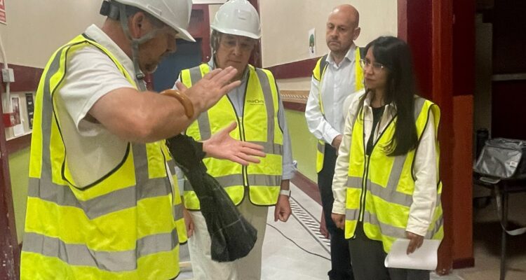Jaime González Taboada visita las obras de conservación y mantenimiento en el CEIP Fernando el Católico