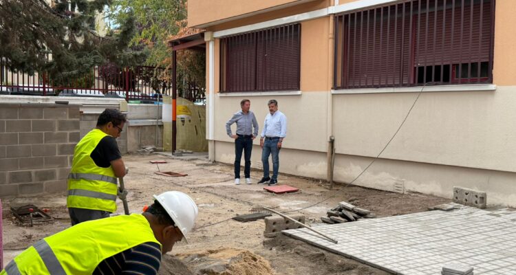El concejal de Barajas, Juan Peña, durante su visita al CEIPSO Calderón de la Barca