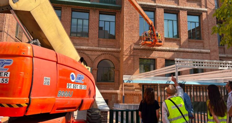 Paula Gómez-Angulo, en la visita a las obras de conservación del Colegio de Educación Infantil y Primaria Jaime Vera